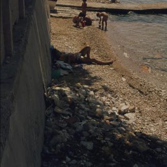 Kupači ispred žute kuće; Ulica JNA 12, pored smeća