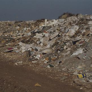 Uzduž nakupine smeća; gradski deponij