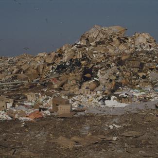 Nakupine smeća; desno formiran brijeg; gradski deponij; galebovi