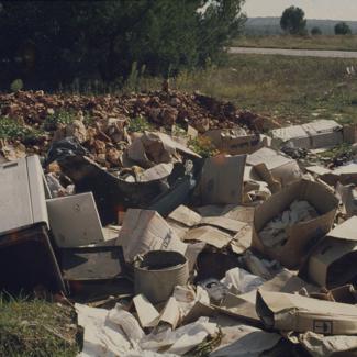 Hrpa smeća na prilazu gradskom deponiju uz put od Zadra prema Ninu