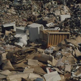 Gradski deponij; u središtu lim, wc školjke