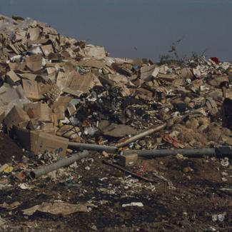 Gradski deponij; hrpa visoka lijevo ispred limeni otpad - cijevi