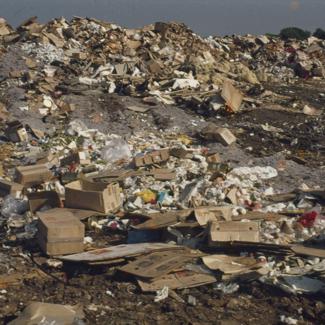 Gradski deponij; naslage smeća, u prvom planu kartonska ambalaža