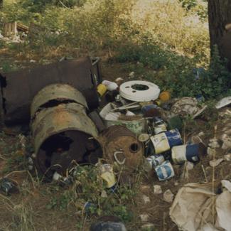 Željezo i lim na hrpi pored bora prema Bokanjcu; raskrižje Zadar-Nin-Borik-Bokanjac