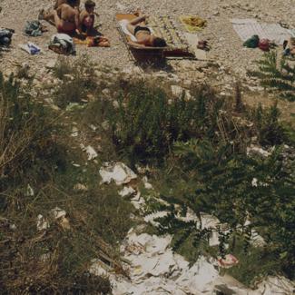 Otpadi papira ispred hotela Kolovare odmah uz obalu