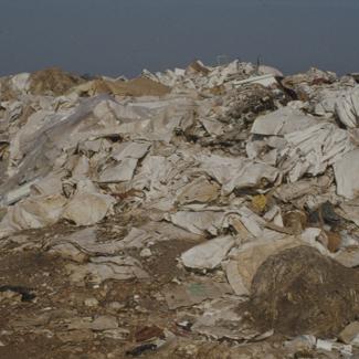 Gradski deponij; hrpa papira