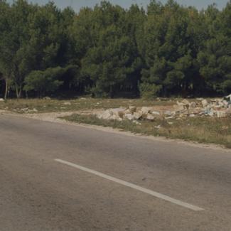 Smeće pored šume; reklama za Punta Skalu