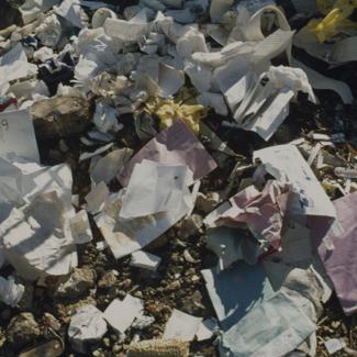 Tvornička korespondencija - papir na otpadu pored tvorničkog zida 