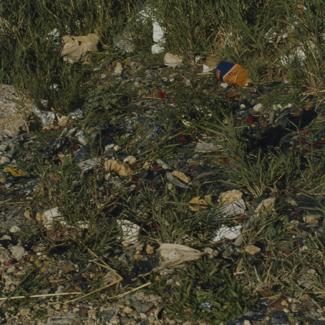 Otpad po travi pored Zrmanje tvornica 