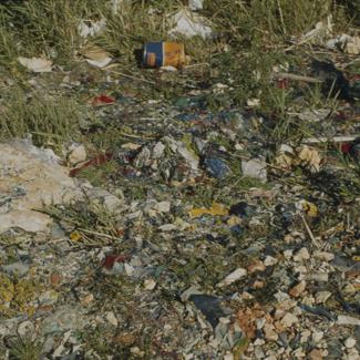 Razbacan otpad pored tvornice 