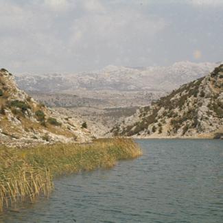 Kanjon Zrmanje pogled kroz proboj prema Velebitu