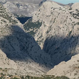 Pogled s mora kroz ulaz u proboj Velike Paklenice