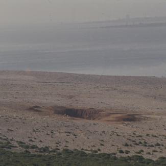 Jama ostala  nakon površinskog kopa - na golom kršu  uz more