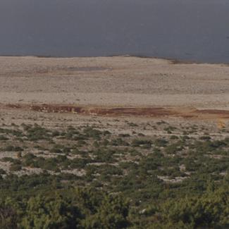 Jama površinskog kopa na prijelazu makije i krša