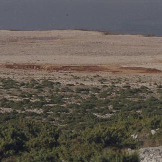Rana u kršu - ostatak površinskog kopa - iznad ceste