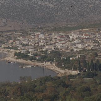 U jugoistočnom dijelu stara arhitektura uklopljena u ambijent  dok u sjeverozapadnom dijelu uplitanje čovjeka u prirodni ambijent -  betonske kuće pod betonskim plažama