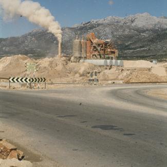 Mlin za kamen uz cestu raskrižje za Alan