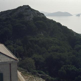 Sv. Sestrice - pogled sa svjetionika na kuću i sam vrh