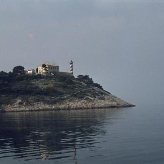 Svjetionik Sestrice u podnožju sa sjeverne strane pristanište