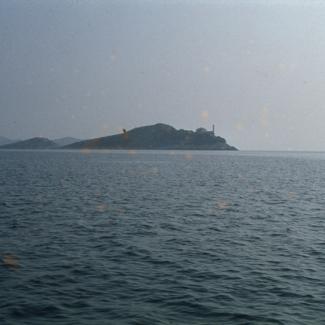 Svjetionik Tajer na Sestricama; pogled od ispod klifova Dugog otoka