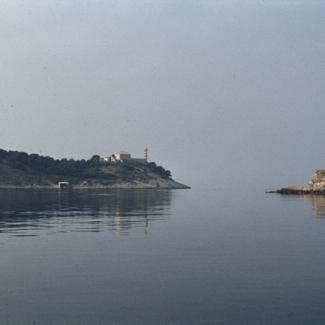 Prolaz između krajnjeg južnog dijela Dugog otoka i Sestrice; Svjetionik Tajer