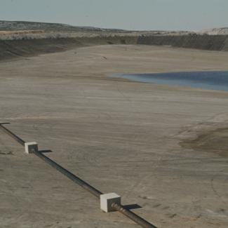 Zapadna taložnica za lužine pogled prema zapadu; odvodna cijev