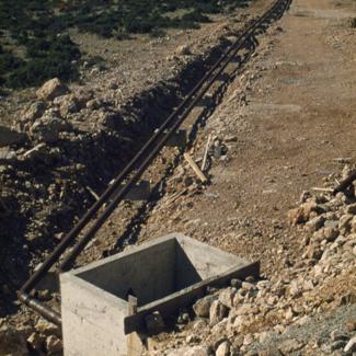 Odvodne cijevi i prilaz uz vanjki južni rub istočnog velikog bazena