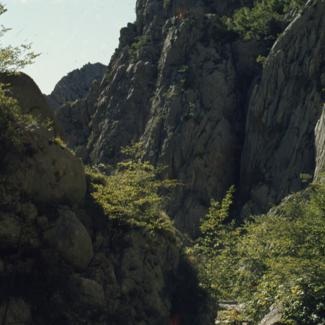 Kroz proboj Velike Paklenice; uspon blizu ulaza