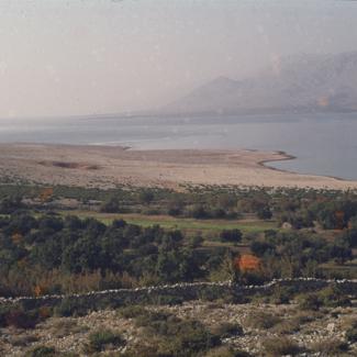 Jama u kršu - ostatak pokušaja površinskog kopa