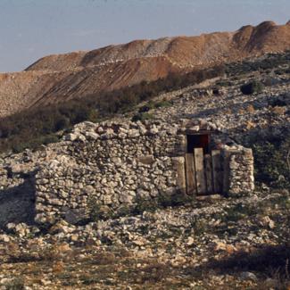 Nasip - ostatak površinskog kopa iznad starog dijela naselja
