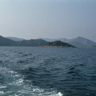 Otočić između uvala Farfarikulac i Kruševica s južne strane