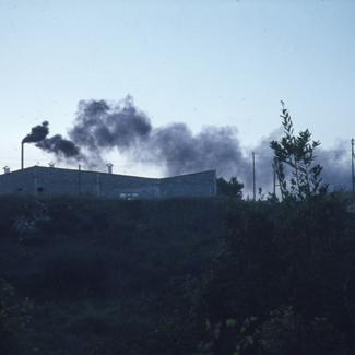 Dimnjak na Kožari; snimano uz zapadni zid starog dijela Gradskog groblja