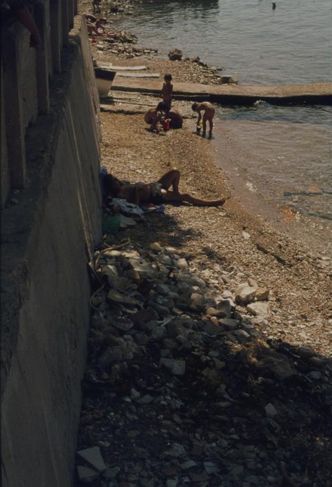 Kupači ispred žute kuće; Ulica JNA 12, pored smeća