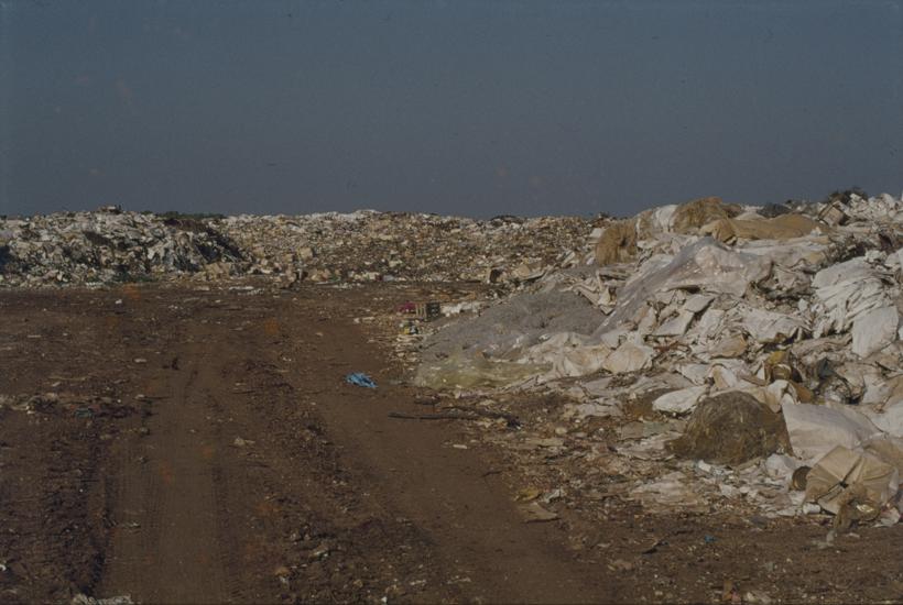 Gradski deponij; nakupine smeća uz pomoćne puteve