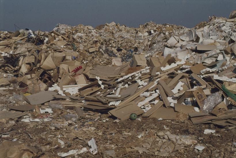 Gradski deponij - nakupine smeća 3 - 4 m visine