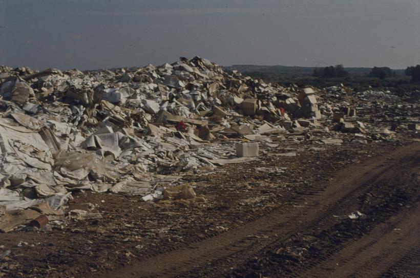 Gradski deponij pored puta i zelene površine