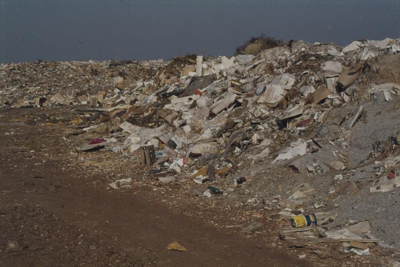Uzduž nakupine smeća; gradski deponij