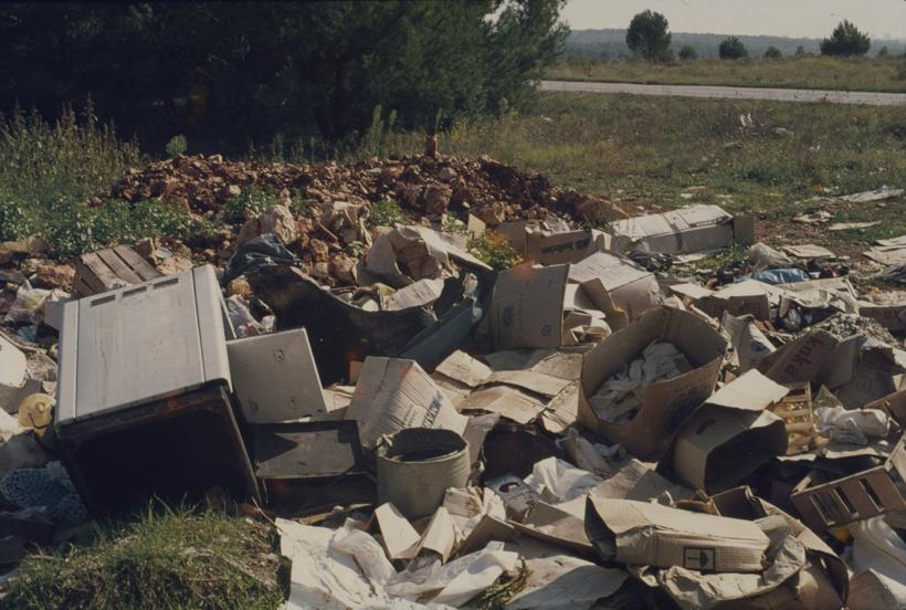 Hrpa smeća na prilazu gradskom deponiju uz put od Zadra prema Ninu