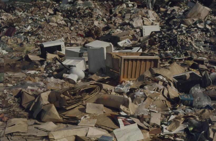 Gradski deponij; u središtu lim, wc školjke