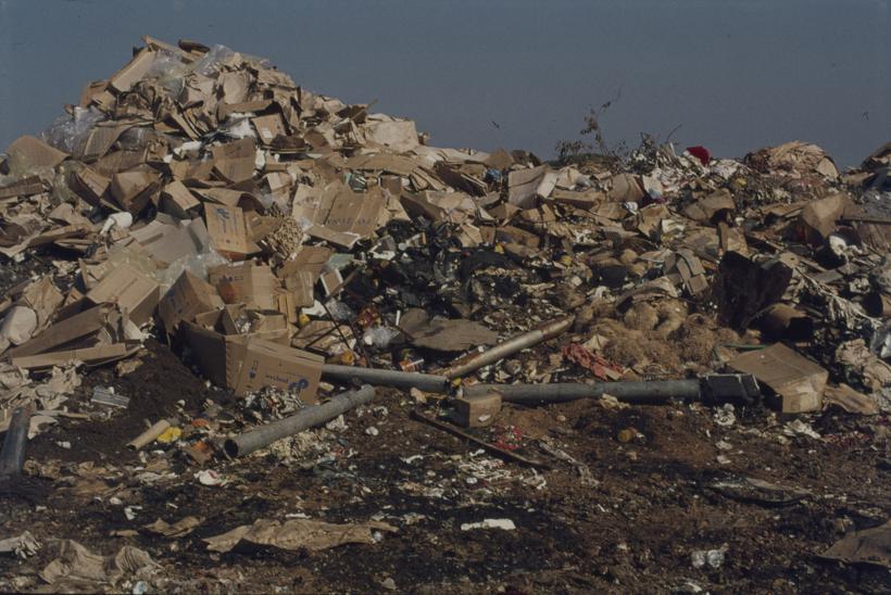 Gradski deponij; hrpa visoka lijevo ispred limeni otpad - cijevi