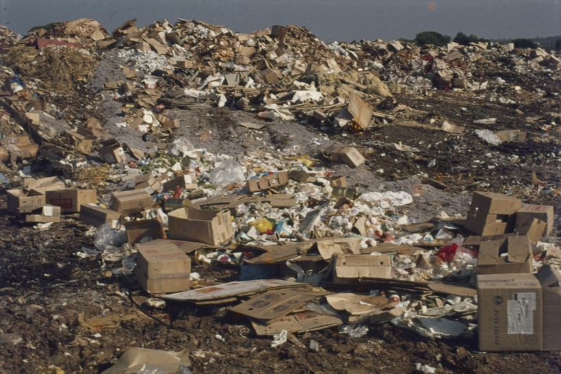 Gradski deponij; naslage smeća, u prvom planu kartonska ambalaža