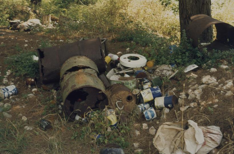Željezo i lim na hrpi pored bora prema Bokanjcu; raskrižje Zadar-Nin-Borik-Bokanjac