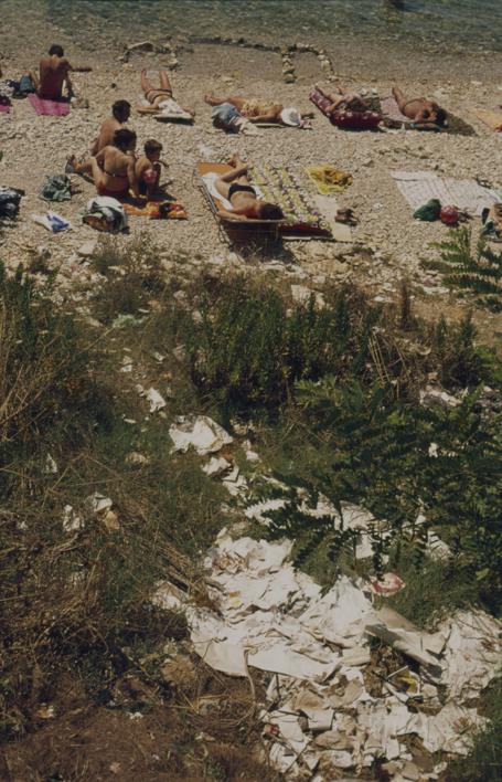 Otpadi papira ispred hotela Kolovare odmah uz obalu