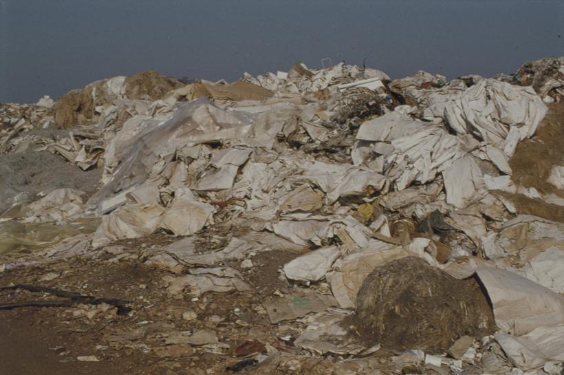 Gradski deponij; hrpa papira