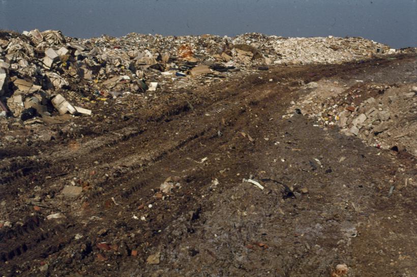 Gradski deponij; gradska ulica u smetištu