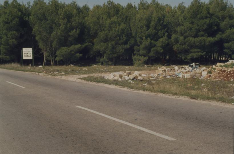 Smeće pored šume; reklama za Punta Skalu