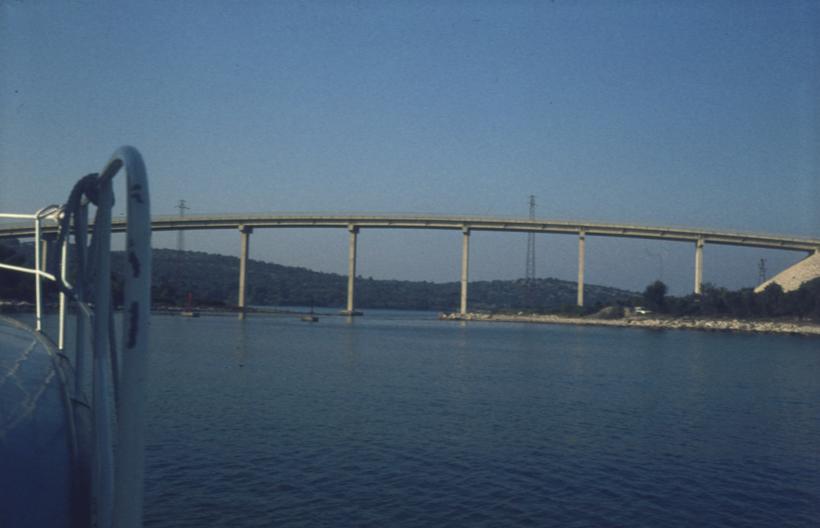 Makija pored mosta na otoku Ugljanu i Pašmanu