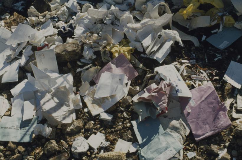 Tvornička korespondencija - papir na otpadu pored tvorničkog zida 