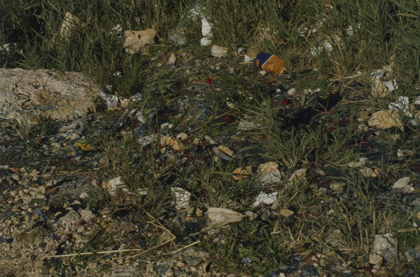Otpad po travi pored Zrmanje tvornica 