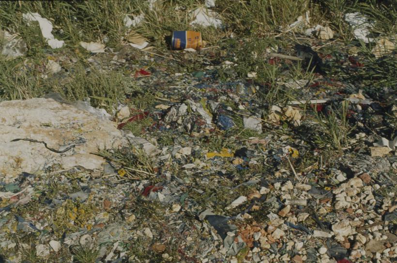 Razbacan otpad pored tvornice 